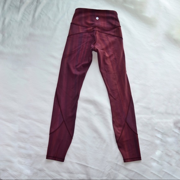 In Movement 25" leggings linear spray Garnet - Picture 7 of 7